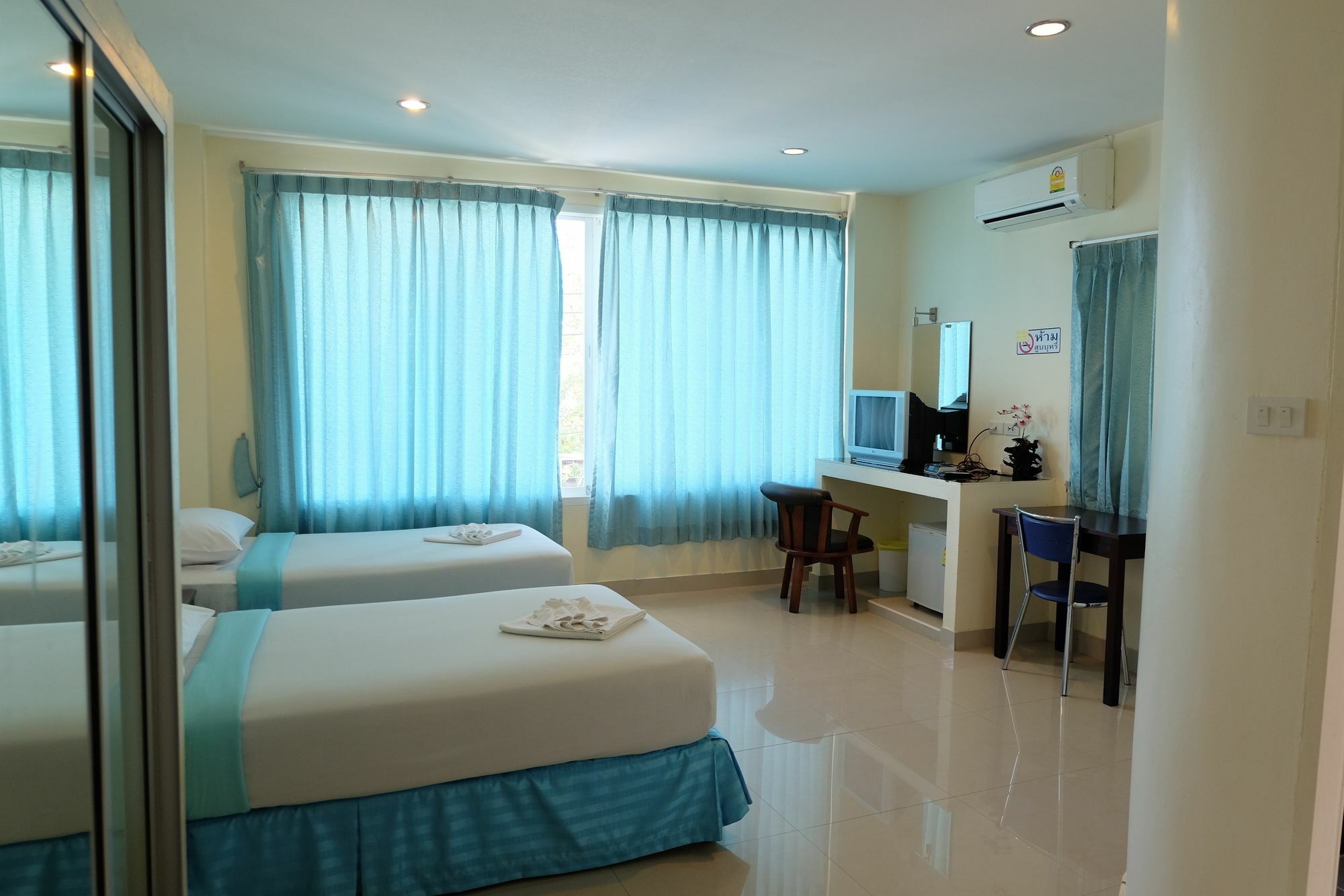 Готель Krabi Marina Seaview Екстер'єр фото